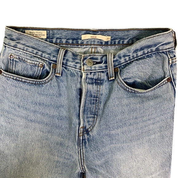 LEVI'S Wedgie High Rise Ripped Cropped Jeans Frayed Hem - Picture 4 of 9